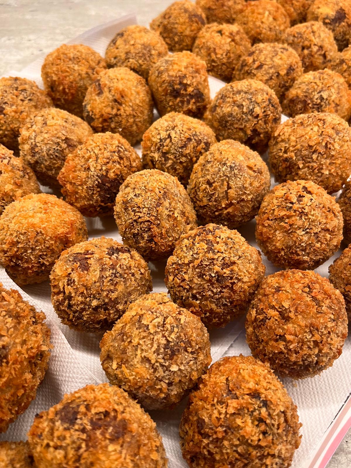 Bolinho de Carne Seca com Queijo / Brazilian Jerked Beef & Cheese Croquettes - BrSeCook (400g)